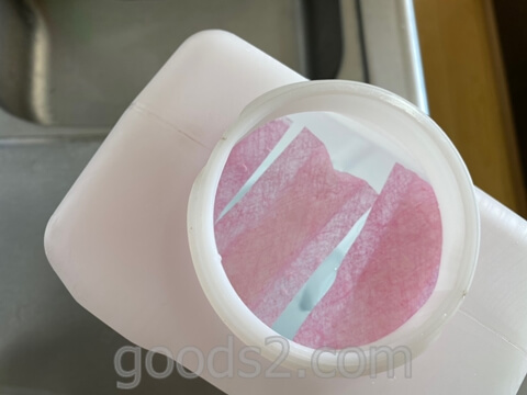 加湿器の水タンクに水を入れてセットする