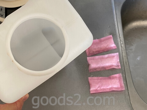 「加湿器キレイ」と加湿器の水タンクを準備