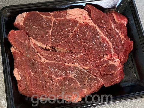 ステーキに塩をする