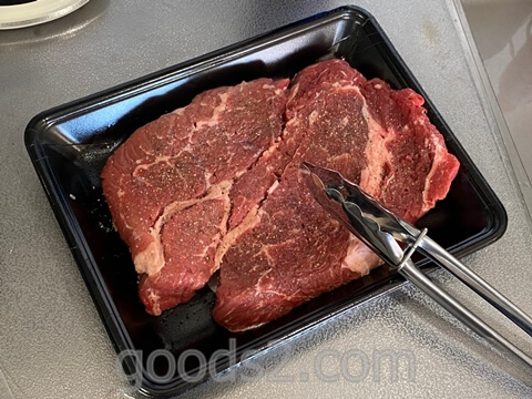 ステーキとトング