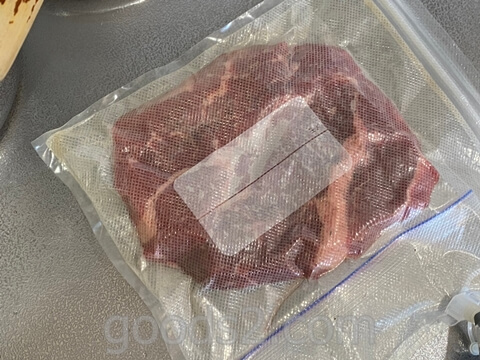 真空パックになったステーキ