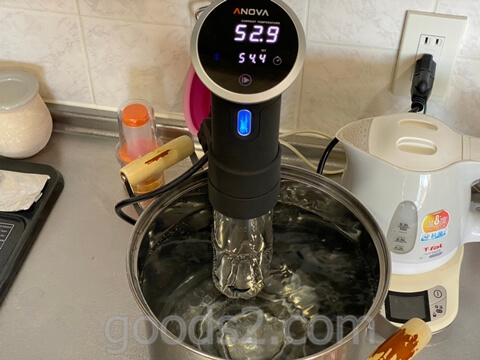 低温調理器Anovaを鍋に入れて加熱