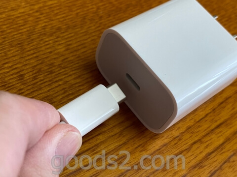 MagSafe充電器を電源アダプターに挿す