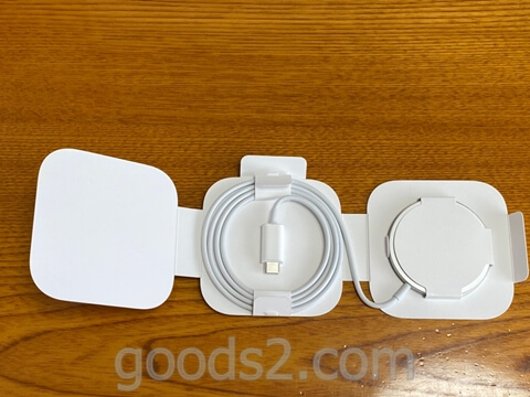 MagSafe充電器の箱の中身を広げたところ
