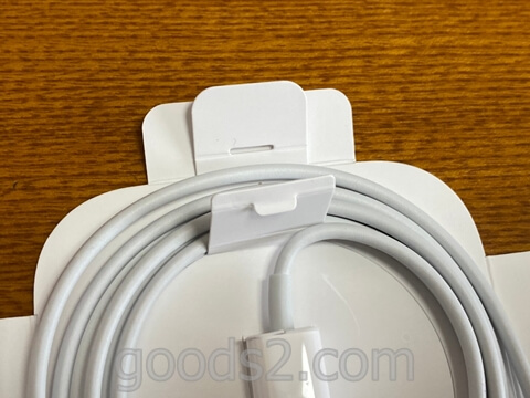 MagSafe充電器のケーブルの紙のストッパーをはずす
