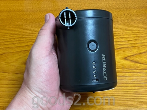 RUNACC 電動エアーポンプを手に持つ