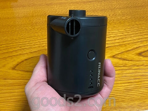 RUNACC 電動エアーポンプを手の平に乗せる