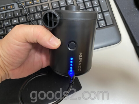 RUNACC 電動エアーポンプの充電ランプのアップ