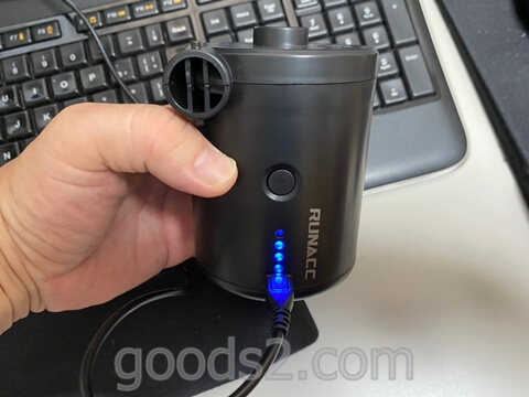 RUNACC 電動エアーポンプを充電する