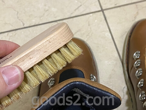 豚毛ブラシで仕上げ