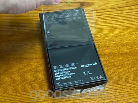 iPhone 12 Proの外箱のフィルムをはずす