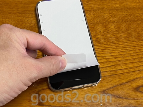 iPhone 12 Proのディスプレイ部分のシートをはがす