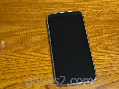 iPhone 12 Proのディスプレイ部分のシートをはがした後