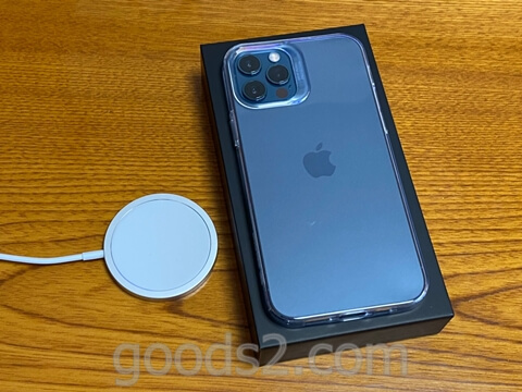iPhone 12 ProとMagSafe充電器
