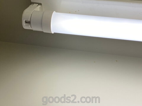 アイリスオーヤマ LED直管ランプ 20形を取り付けたところ