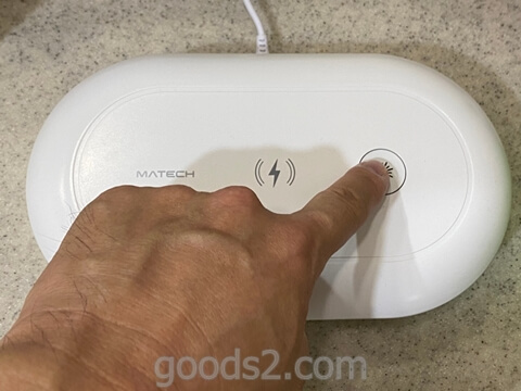 MATECH AirCase UV除菌ケース のボタンを押す