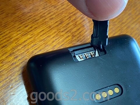 NichePhone-S 4GのSIMスロットのフタは本体と繋がっている