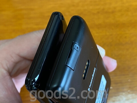 NichePhone-SとNichePhone-S 4Gの薄さの違い(斜め)