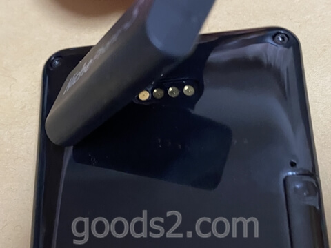 NichePhone-Sの充電用マグネットタッチ式DC端子を近づけていくと