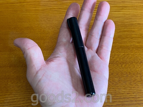 サンスター文具スティッキールはさみを手の平に乗せる