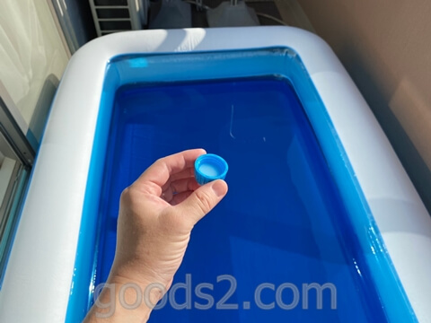 プールの非塩素除菌剤 SwiSuiをフタにそそぐ