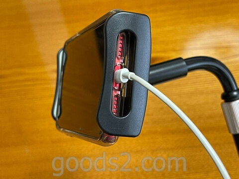 TRYONEタブレット・スマホスタンドを使用中に充電