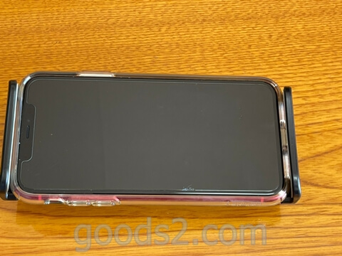 TRYONEタブレット・スマホスタンドのホルダーにiPhone11をはさんだところ