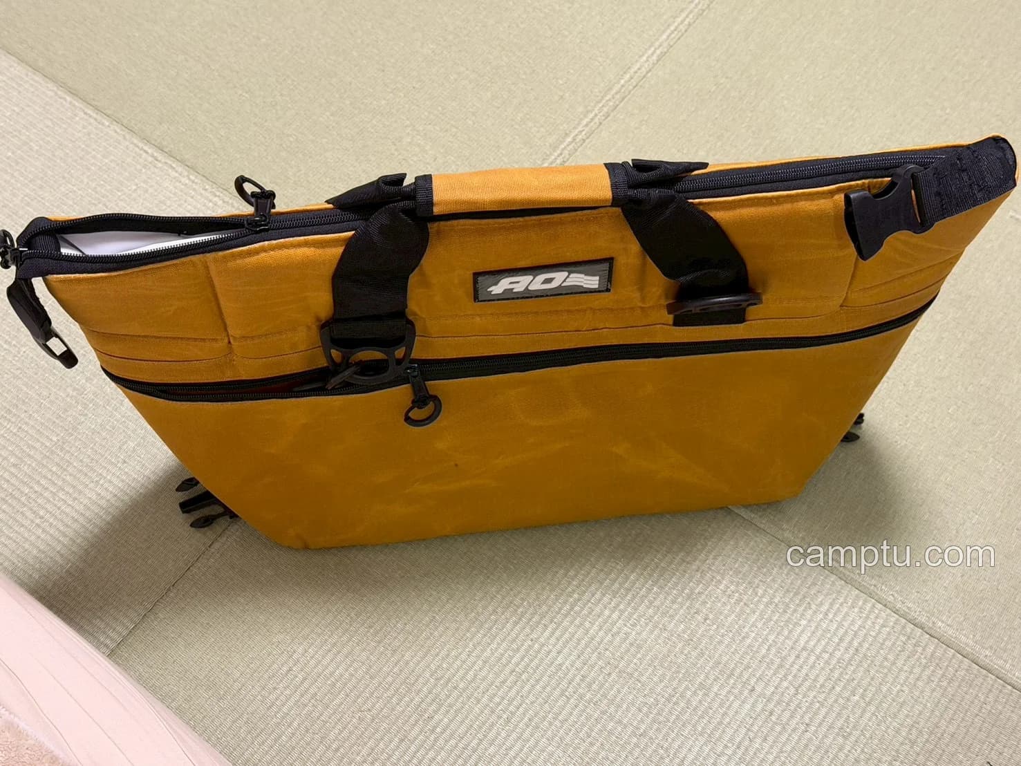 AO Coolers 24パック。容量は23L。ソロキャンプではかなり余裕のあるサイズです。