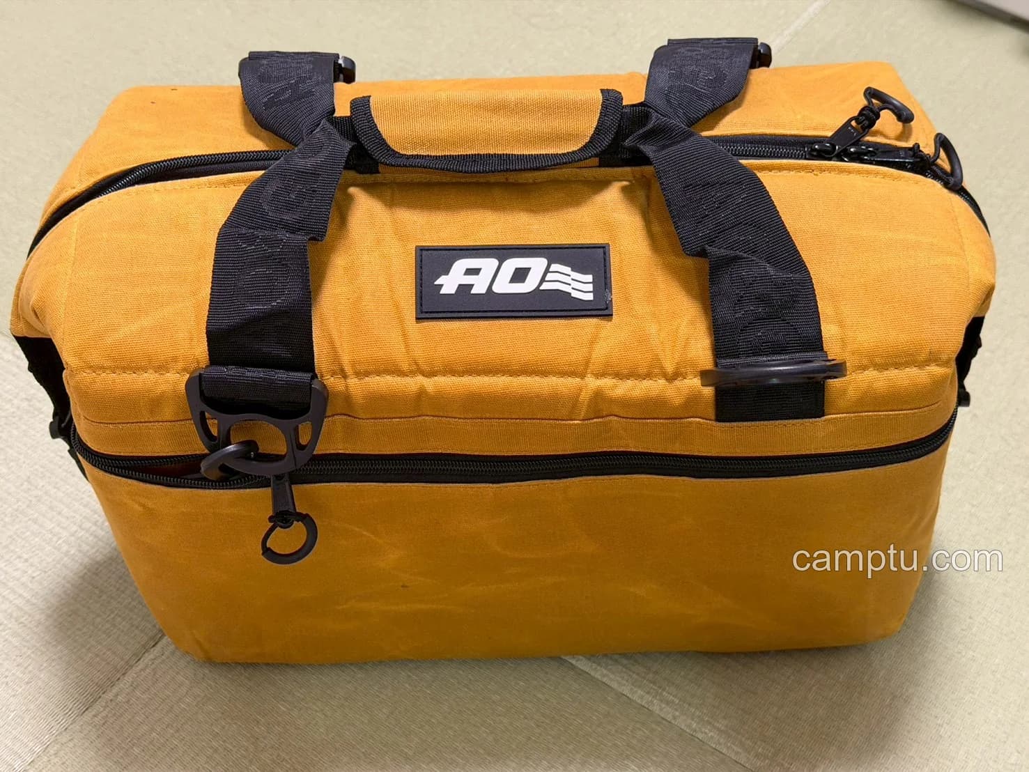 AO Coolers 24パック。容量は23L。ソロキャンプではかなり余裕のあるサイズです。