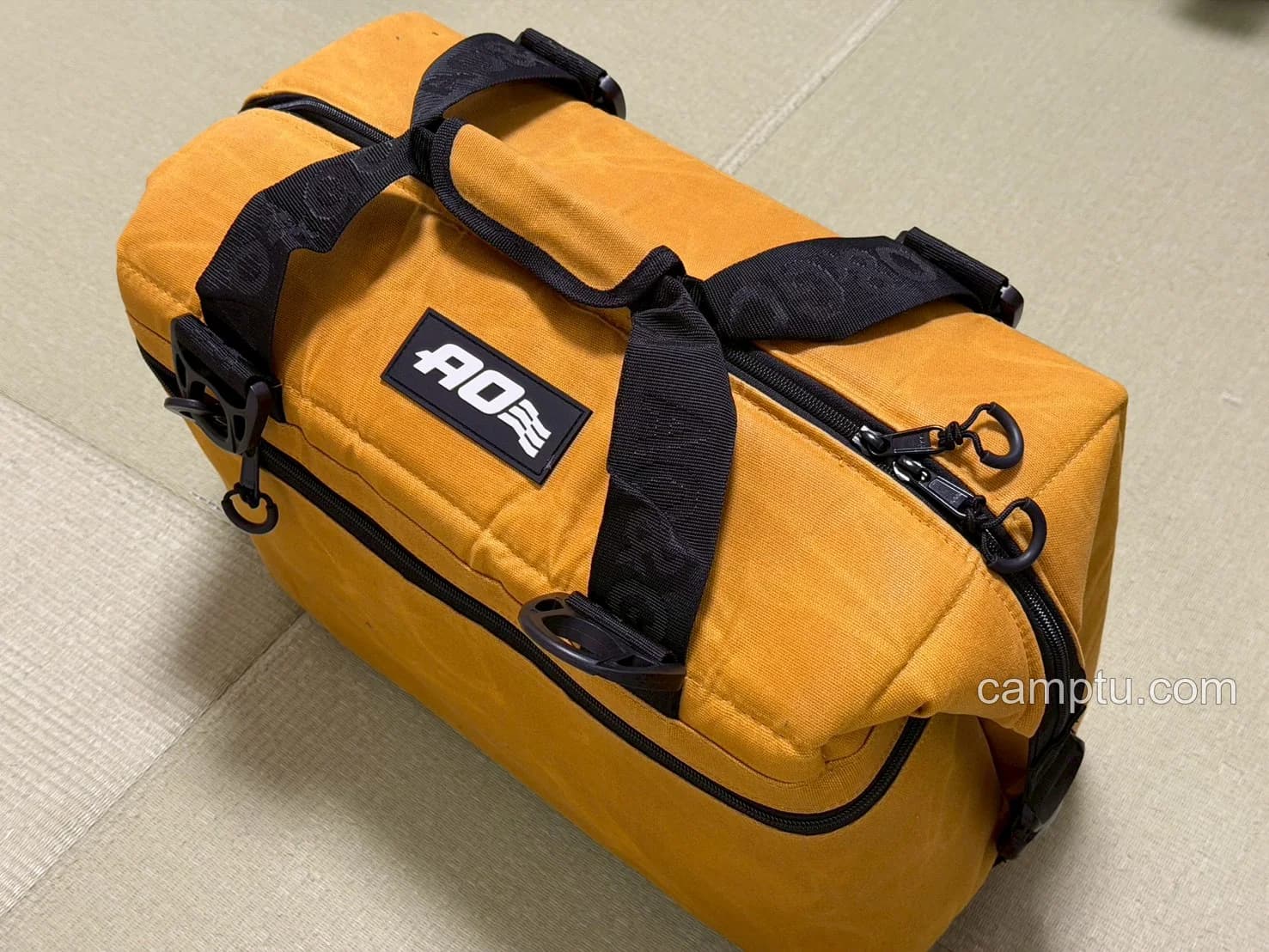 横のバックルを留めた状態。形が四角くまとまり、置いたときに安定しやすくなります。