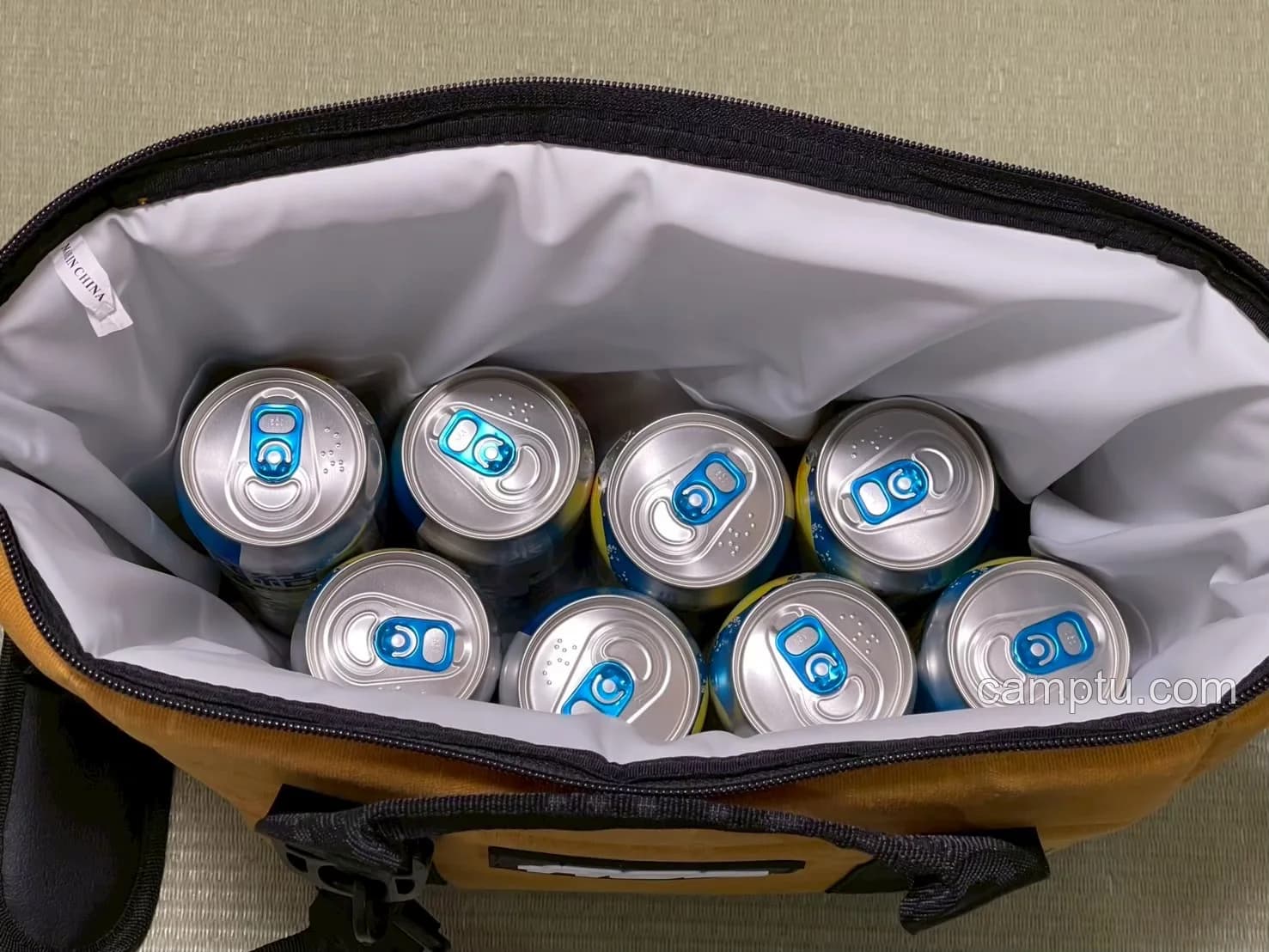 500ml缶を8本入れて容量を確認。缶だけならまだ収まります。