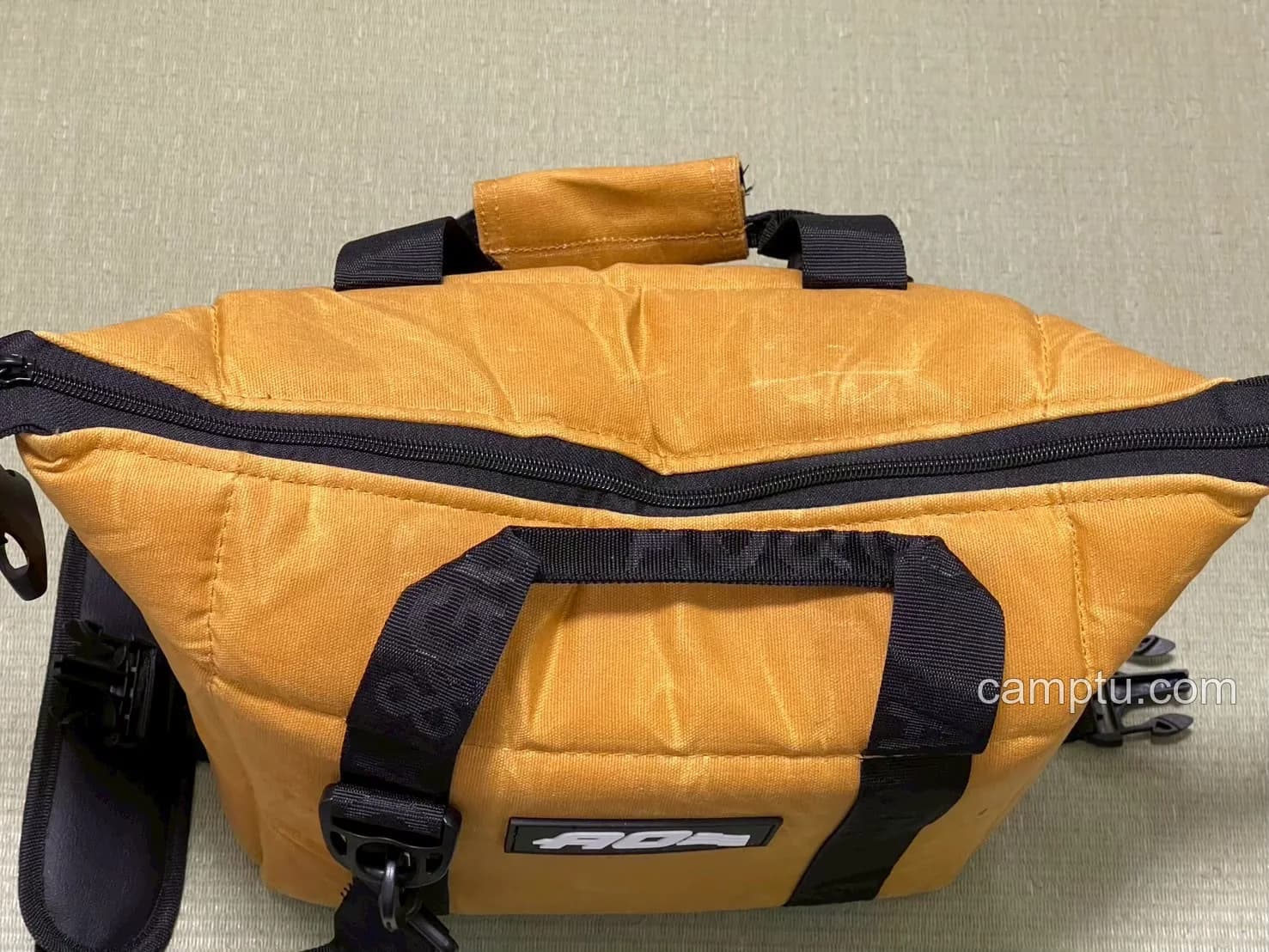 横のバックルを外した状態。上部が広がり、中身に合わせて形を変えられます。