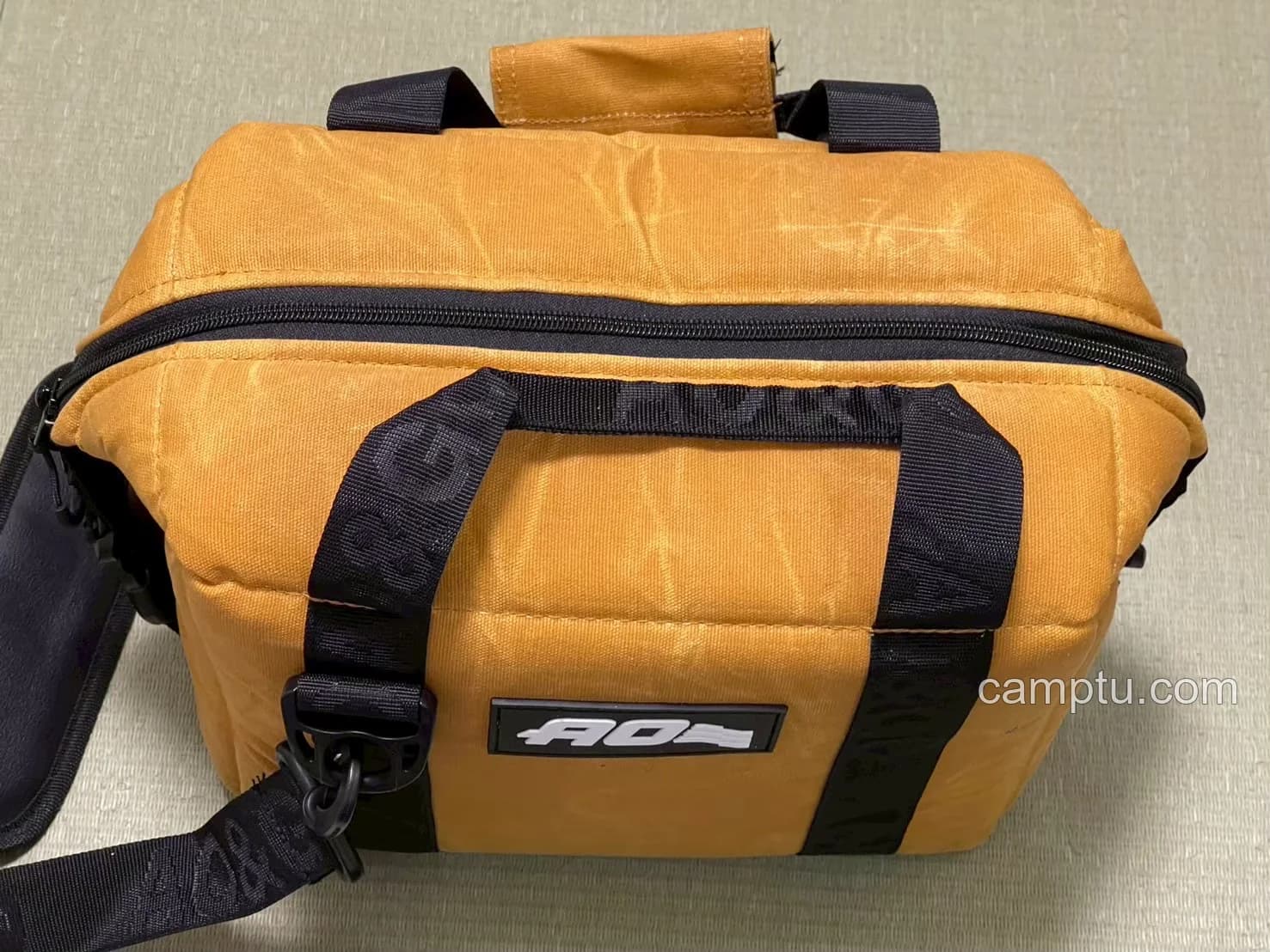 9パックは8.5L。コンパクトで扱いやすい一方、僕のように500mlのビールを多めに持っていくと、食材まで入れるには少し容量が足りません。