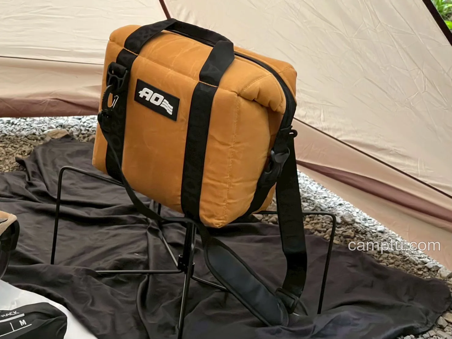 ロッヂ神戸岩で使用しているAO Coolers 9パック。徒歩キャンプにも持って行けるサイズですが、僕の場合は入れたいビールの量が多いため、現在は主に車キャンプで使っています。
