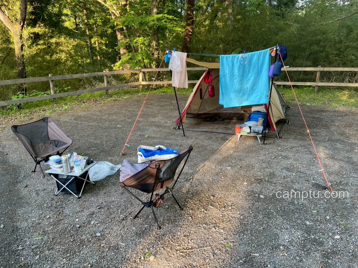徒歩キャンプでのロースタイル。低いチェアとテーブルを中心にすると、道具全体をコンパクトにまとめやすくなります。