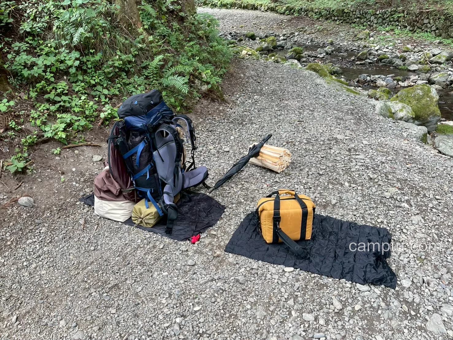 ロッヂ神戸岩での徒歩キャンプの荷物。電車やバスを組み合わせて行くこともあります。