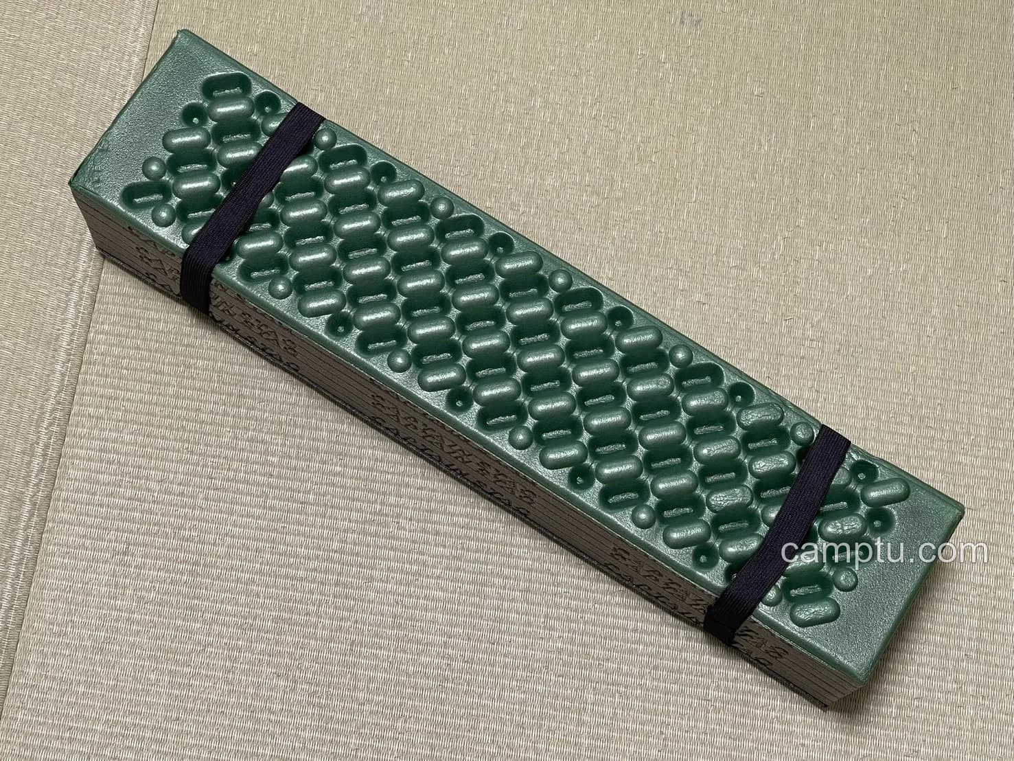 蛇腹状に畳んだCAPTAIN STAG EVAフォームマット