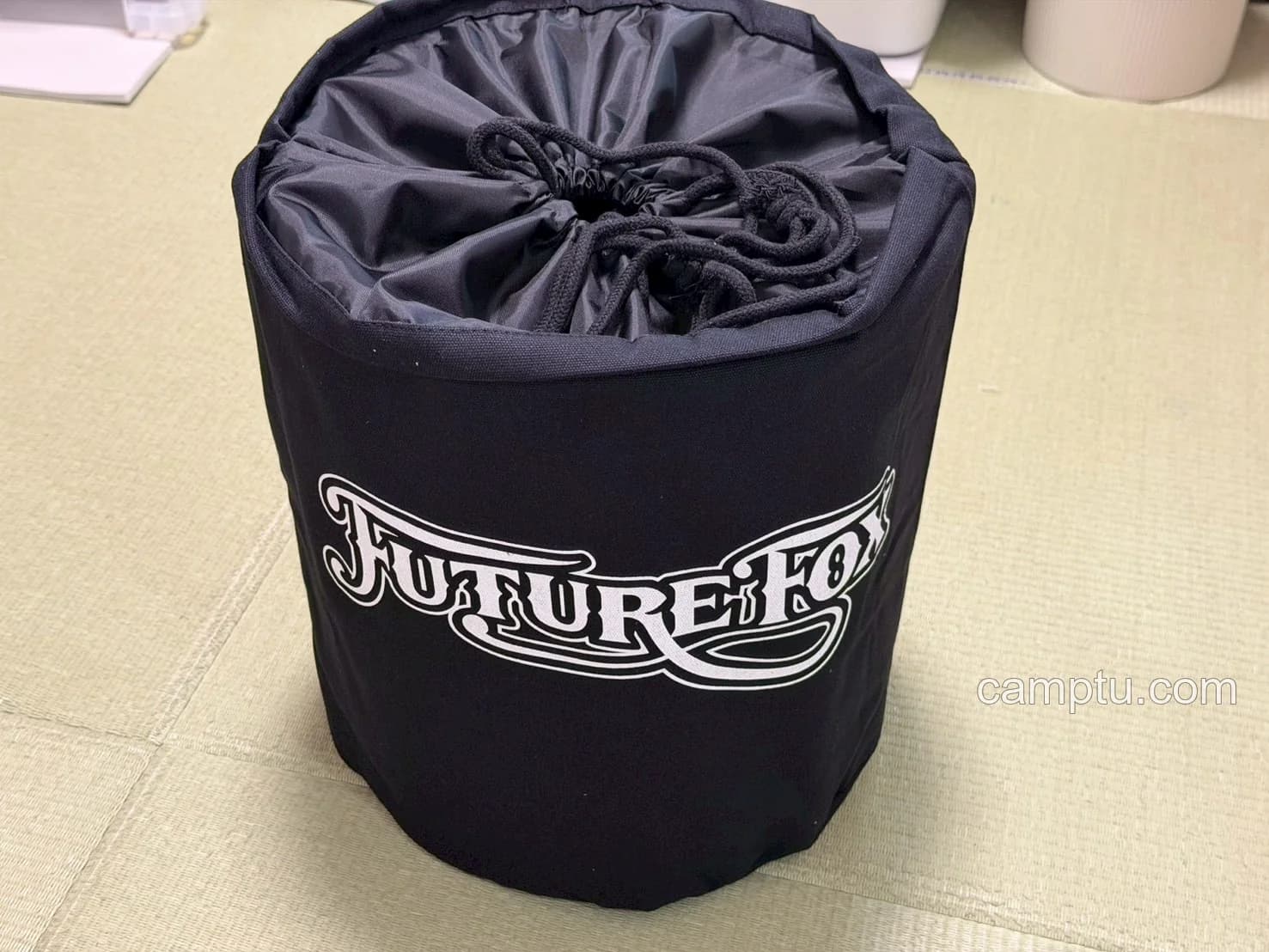 FUTURE FOXロゴの入った専用収納袋