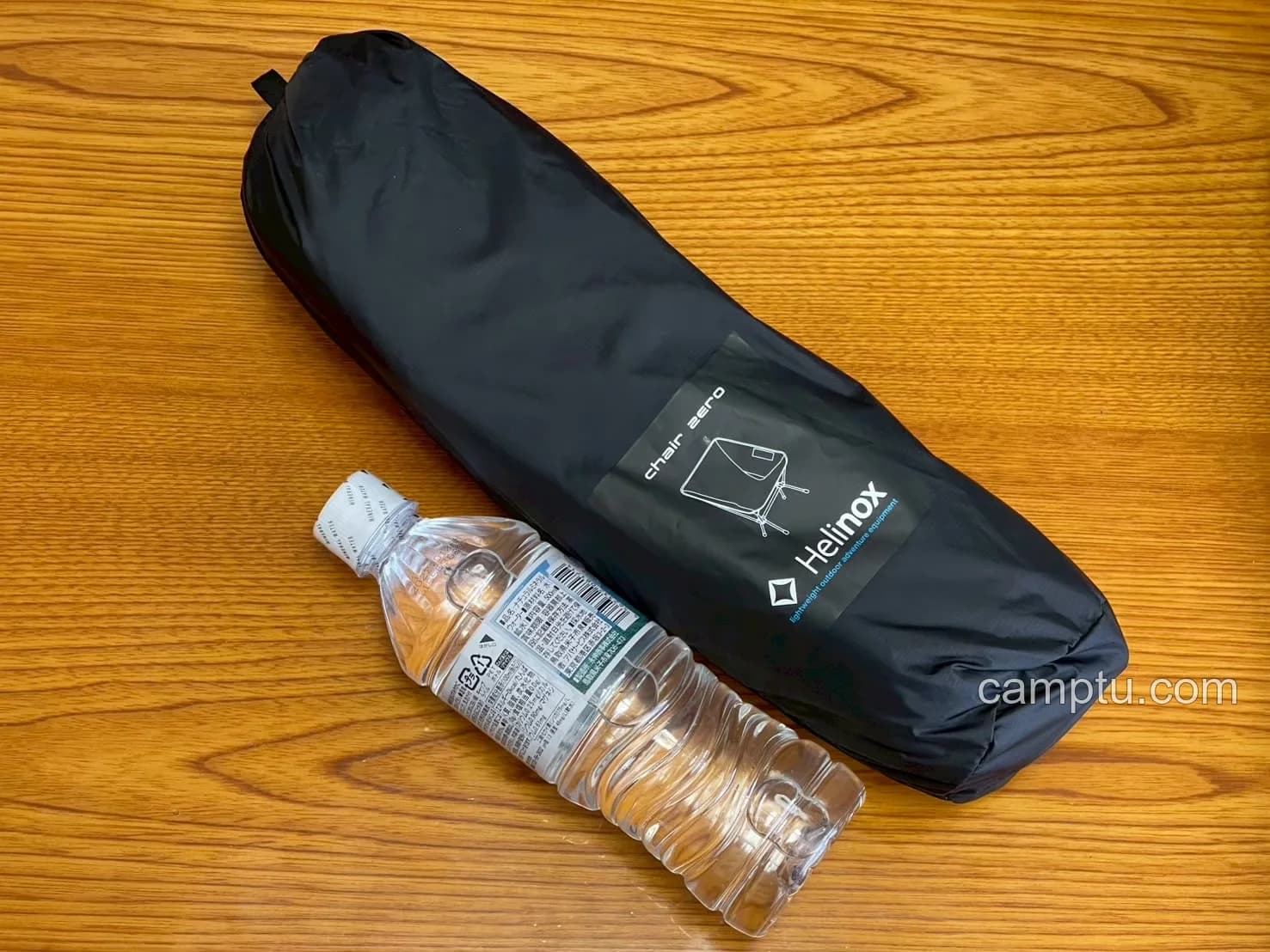 Helinox チェアゼロとペットボトルの収納サイズ比較