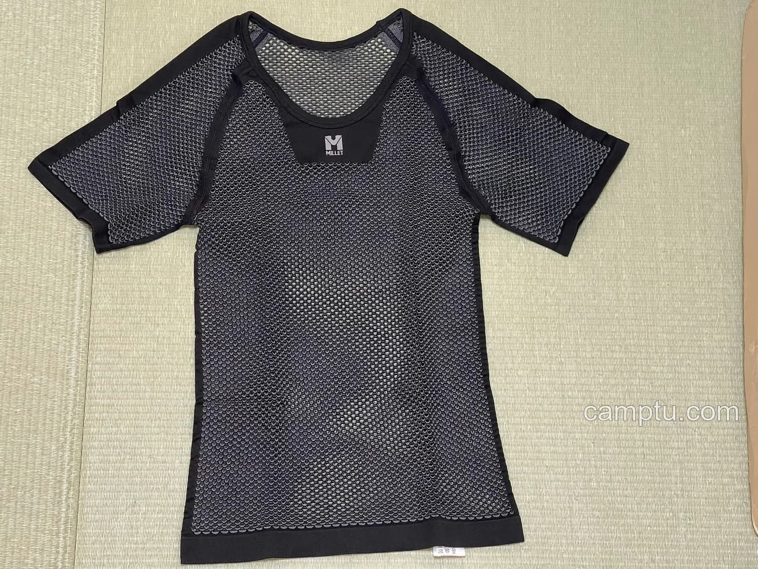 購入当初に撮影したMILLET ドライナミック メッシュ ショートスリーブ。見た目はかなり独特ですが、2024年7月から使い始めて、今では一年中ほぼ毎日着ています。