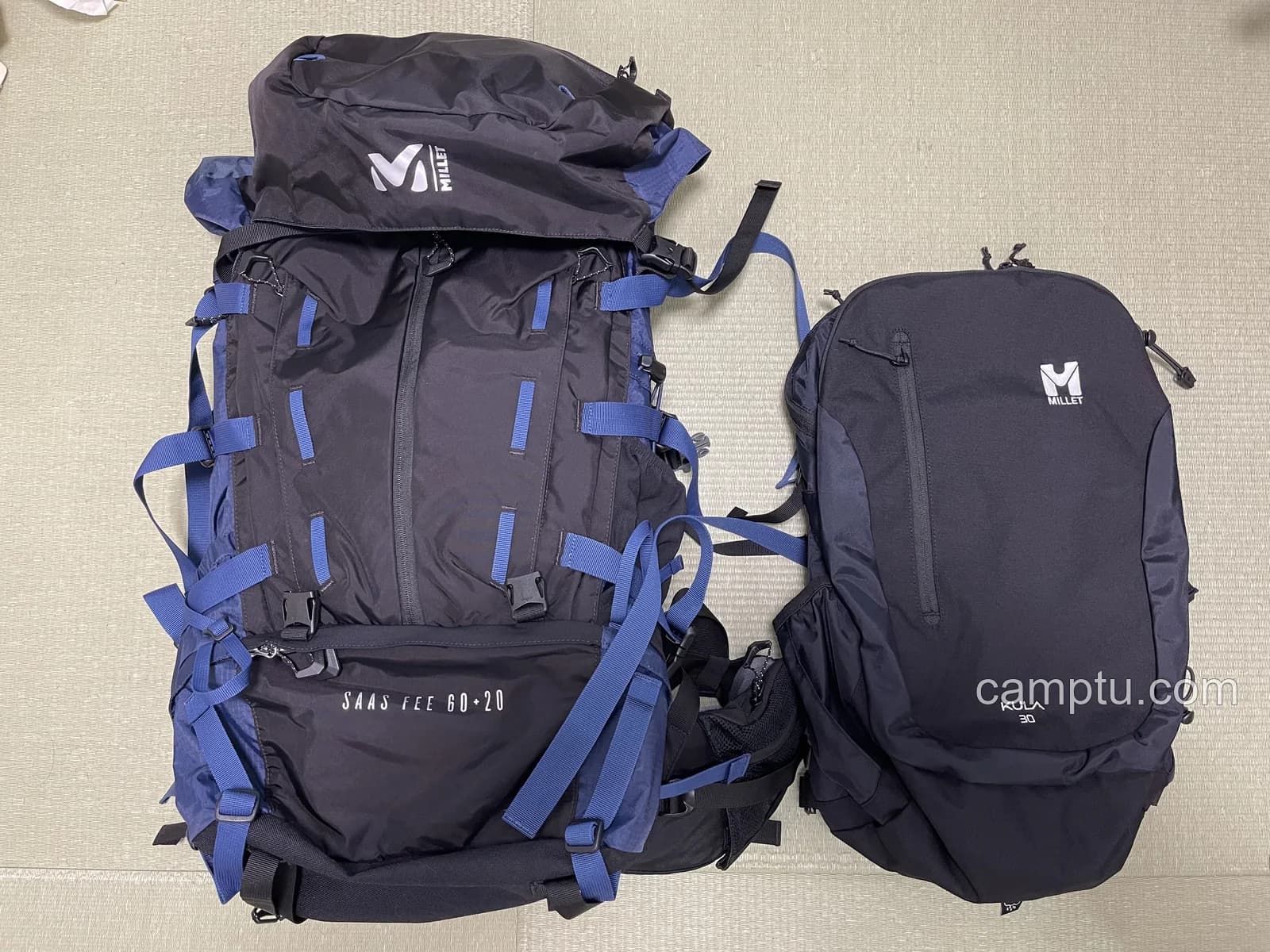 自宅で撮影したサースフェー 60+20本体。右の黒い小型バックパックは同じMILLETのKULA 30です。サースフェーは徒歩キャンプ用として見るとかなり大きいことが分かります。