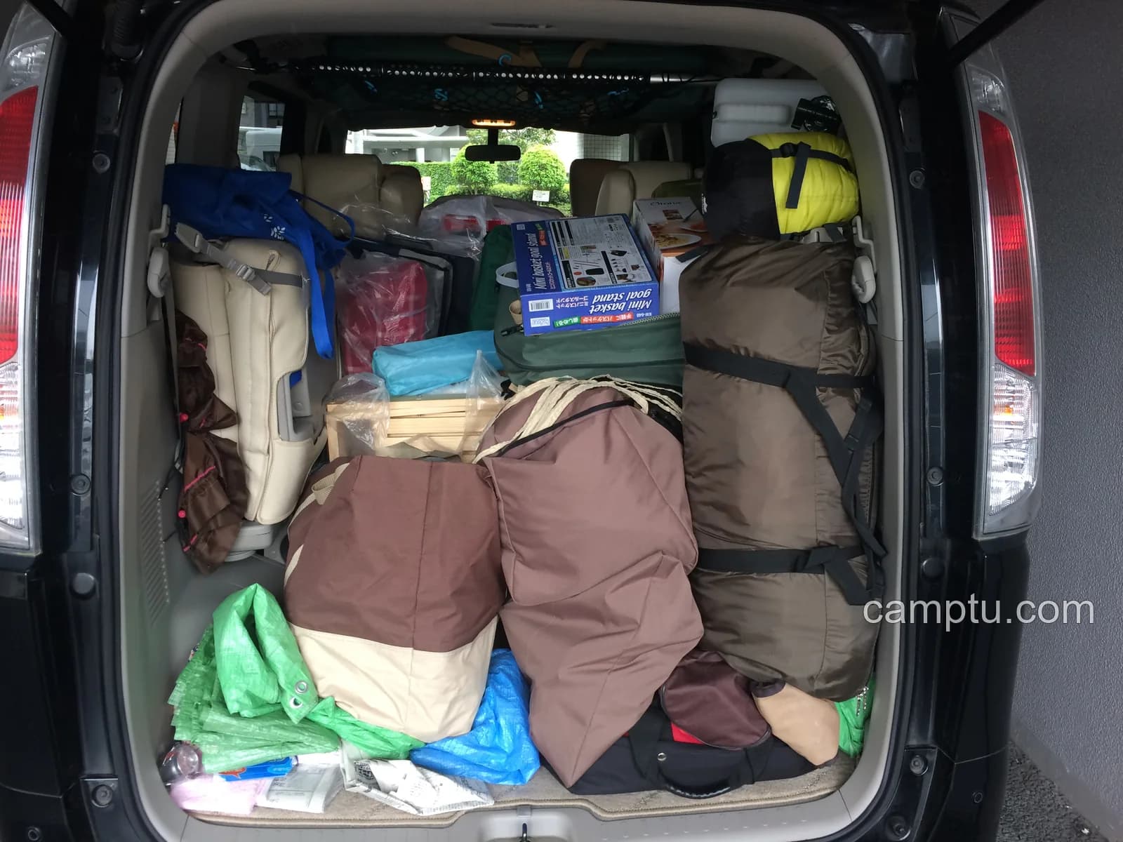 次に使い始めたLOGOS ウルトラコンパクトシュラフ・2。車載時のサイズも最初のファミリー用よりかなり小さくなりました。それでも徒歩キャンプを始めると、このサイズと約1.1kgの重さが気になるようになりました。