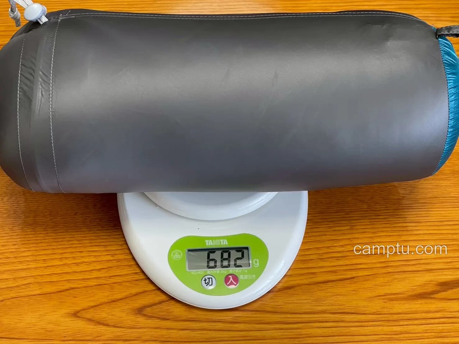 僕の所有品を収納状態で実測すると682gでした。メーカー公称値ではなく、実際に僕が使っている個体を量った値です。