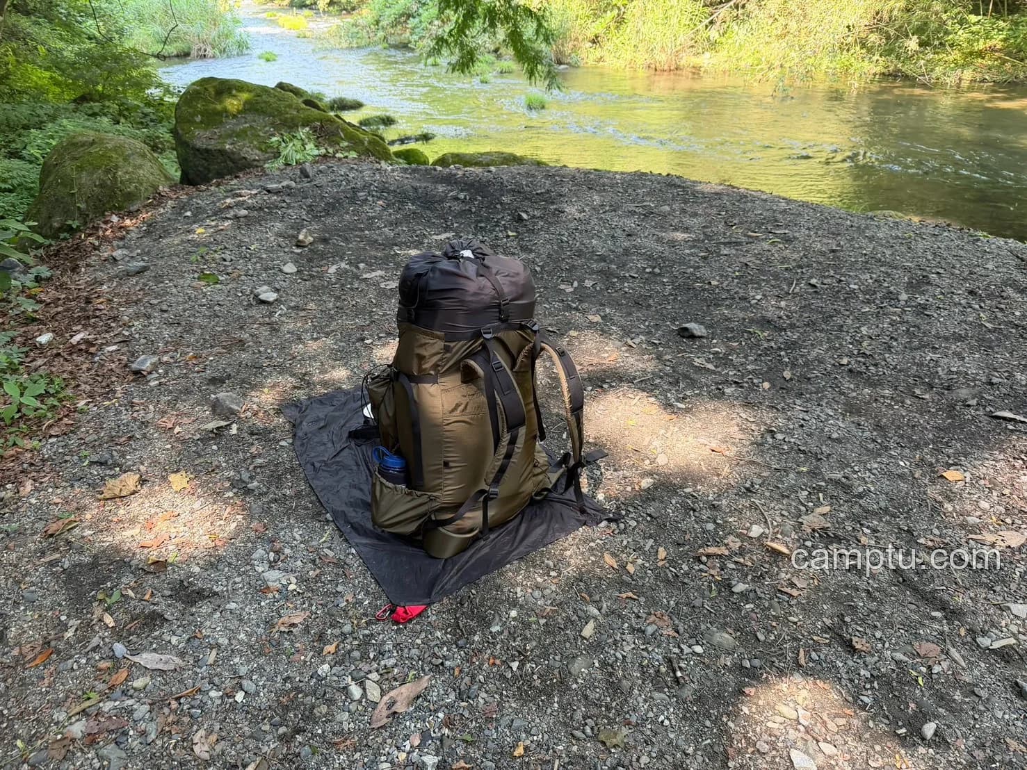 サーマルシーツを入れて持参した徒歩キャンプのバックパック。シーツ自体は写真には見えていませんが、寝具の収納を小さくできることが助かります。