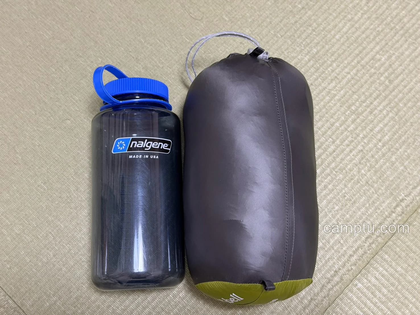収納したサーマルシーツをナルゲンボトルと並べたところ。徒歩キャンプでは、寝具をこれだけ小さくまとめられることが助かります。